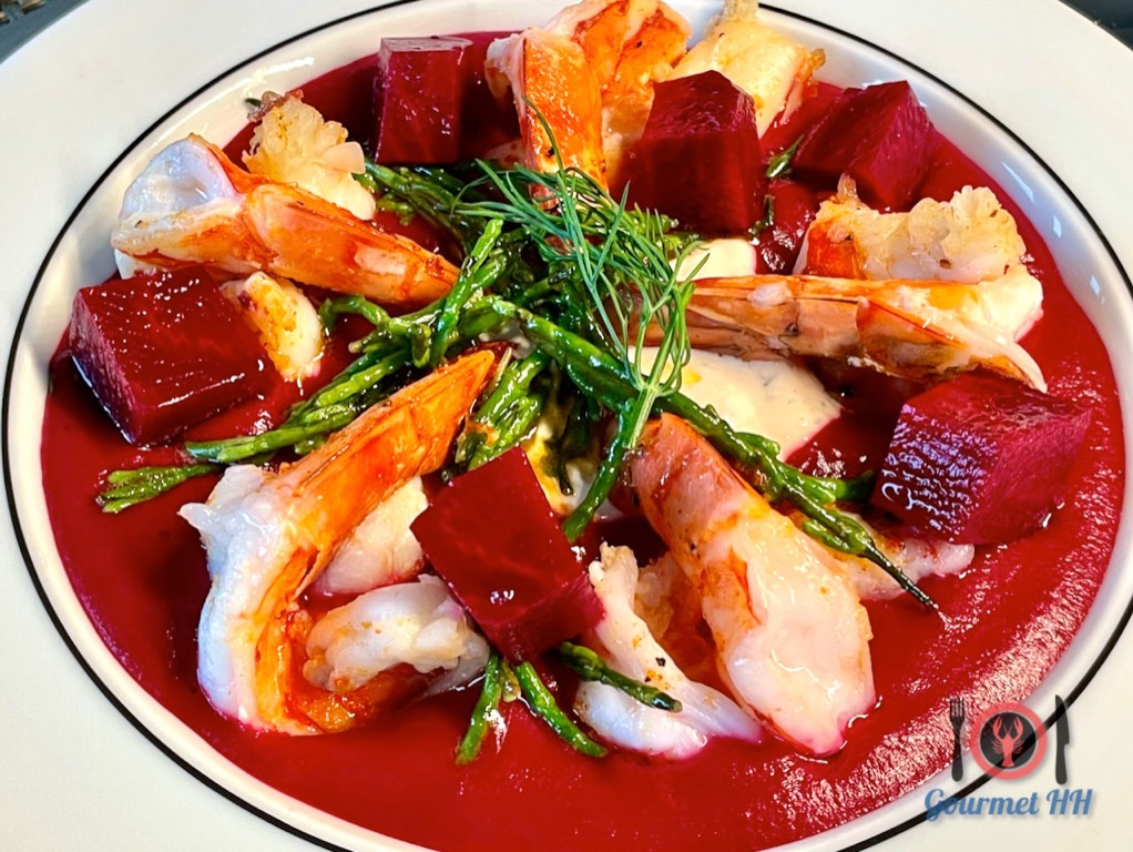 Bild: Garnelen auf roter Beete und Meerettichjoghurt mit Salicornes