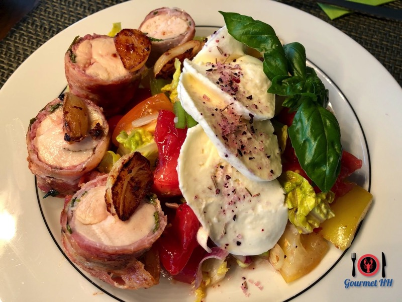 Hähnchenbrust mit Bacon umwickelt gebraten