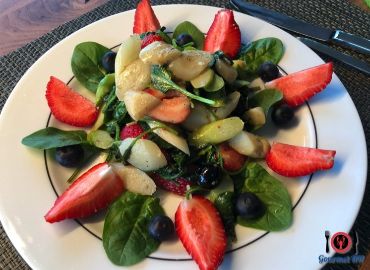 Thumbnail for Fruchtiger Spargelsalat mit Spinat, Erdbeeren und Blaubeeren