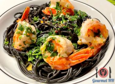Thumbnail for Black Tiger Garnelen in Estragon Sauce auf schwarzen Spaghetti